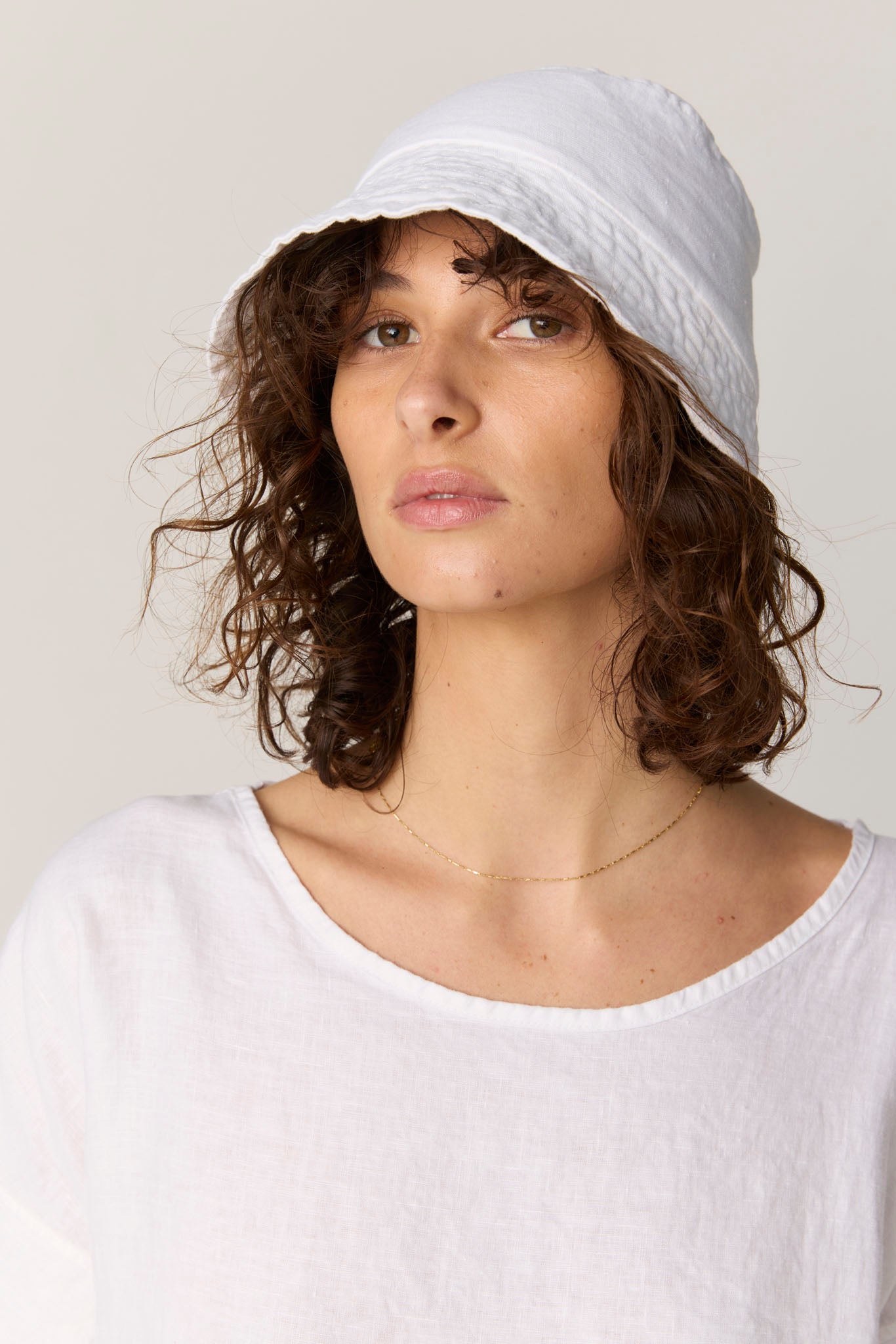 PEACHES BUCKET HAT - BLANC