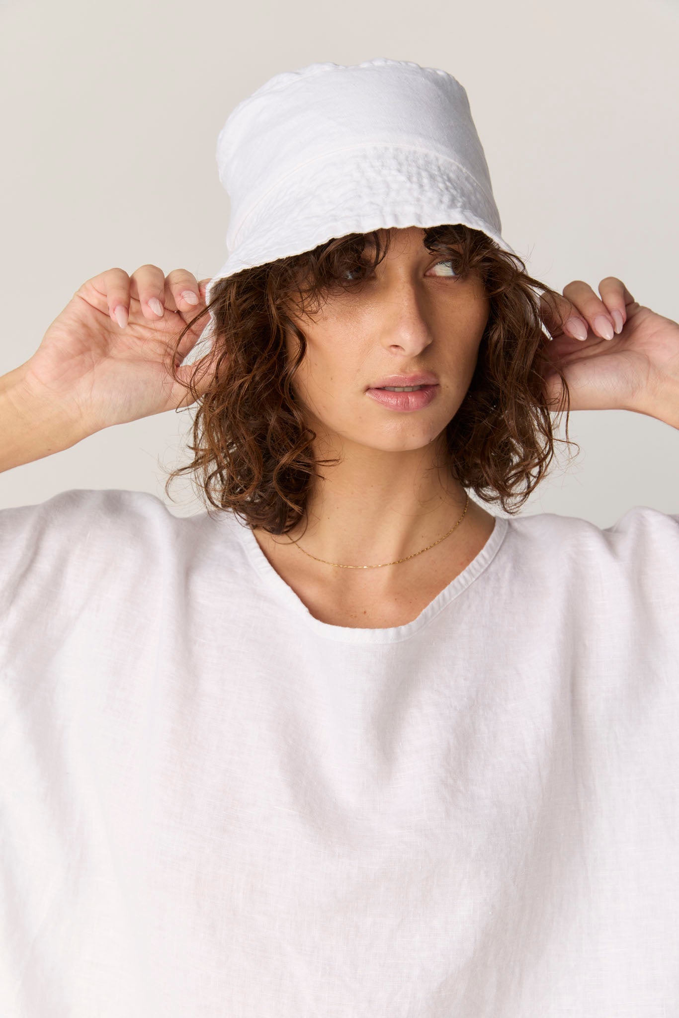PEACHES BUCKET HAT - BLANC