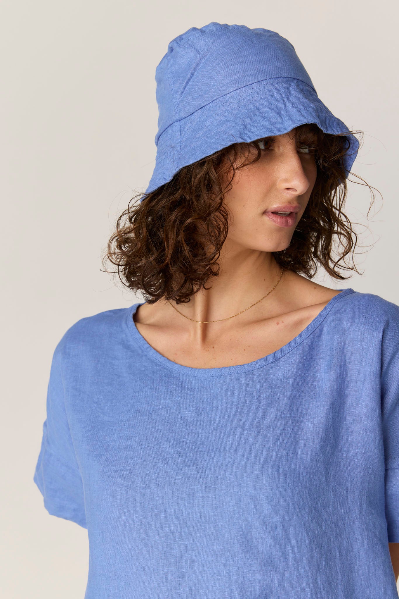 PEACHES BUCKET HAT - CORNFLOWER