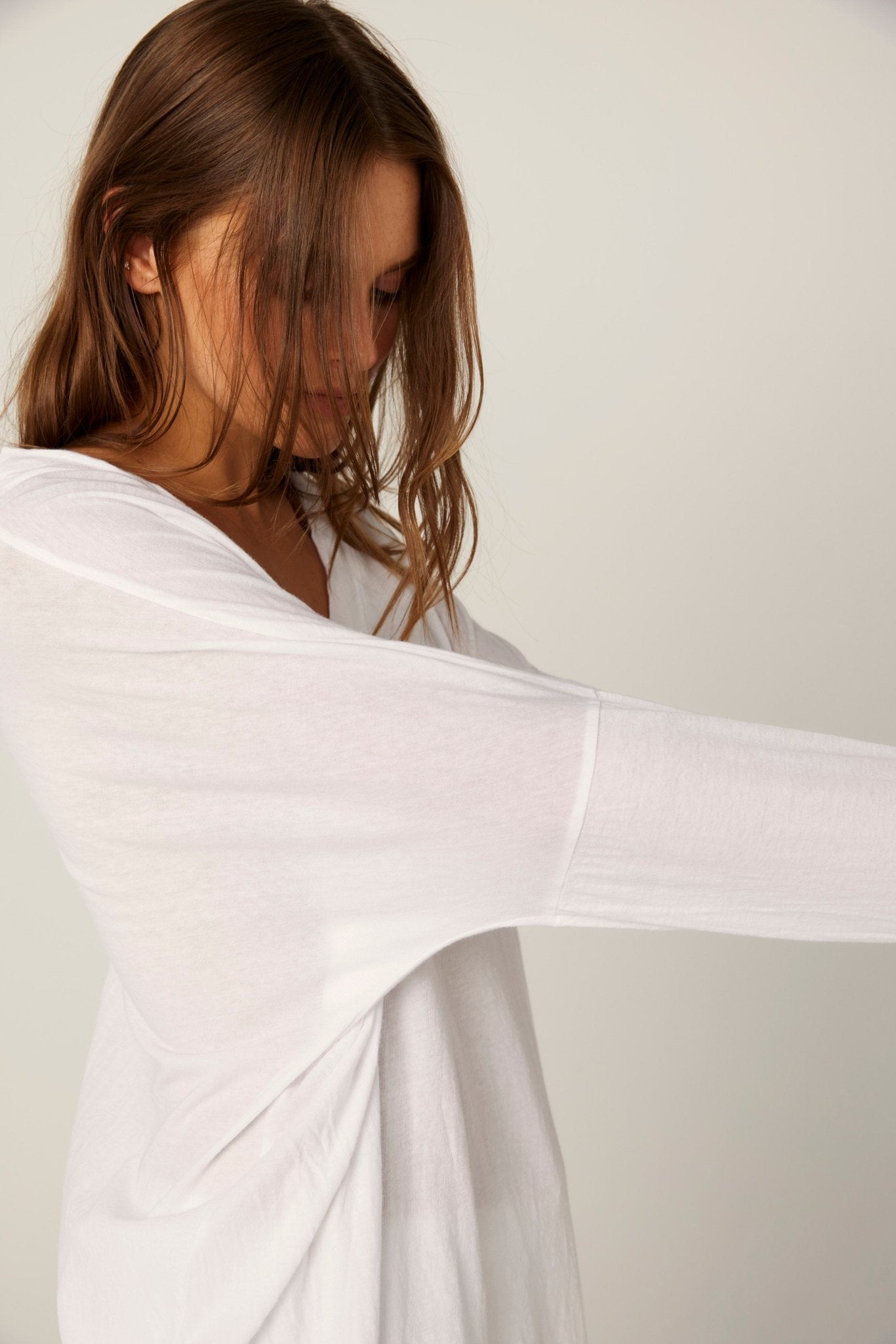 LOOSE V TOP - BLANC (PRE-ORDER) - Primness