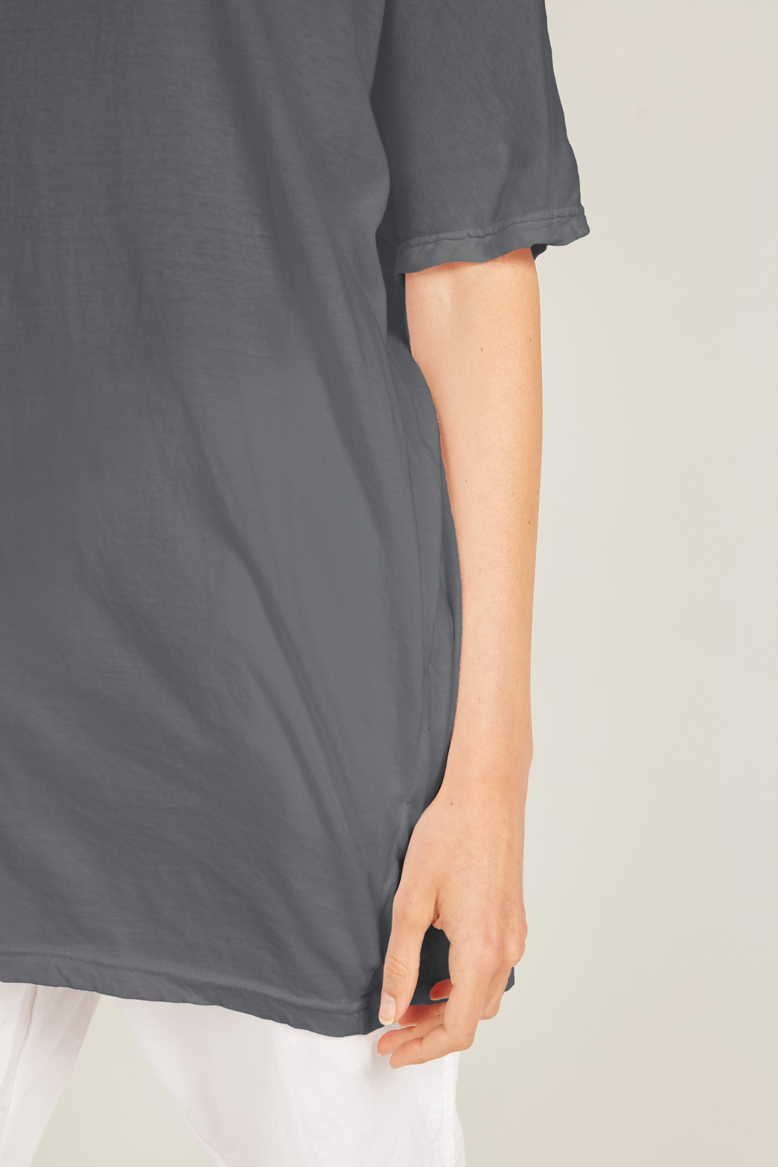 LOOSE V TEE - CHARCOAL