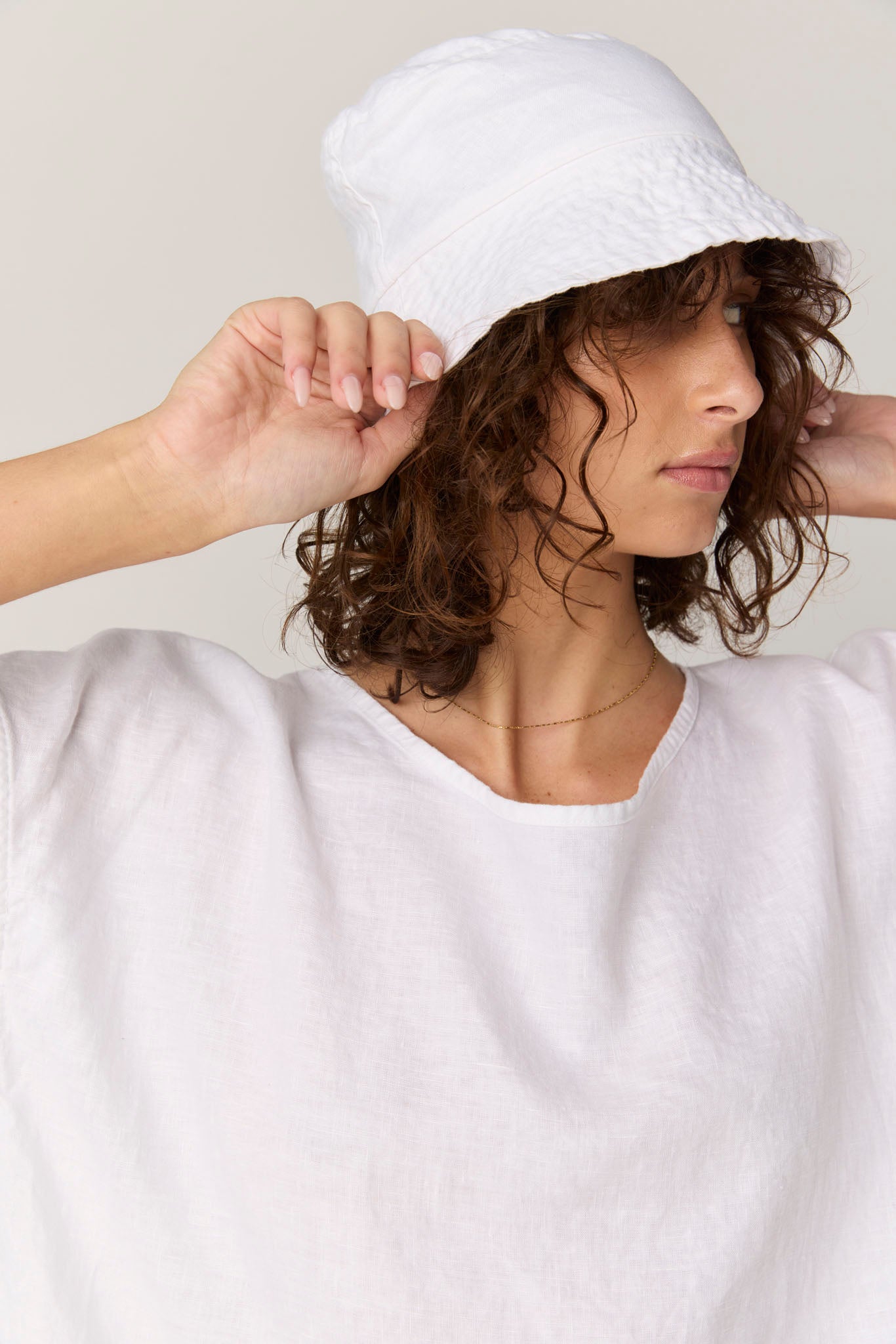 PEACHES BUCKET HAT - BLANC