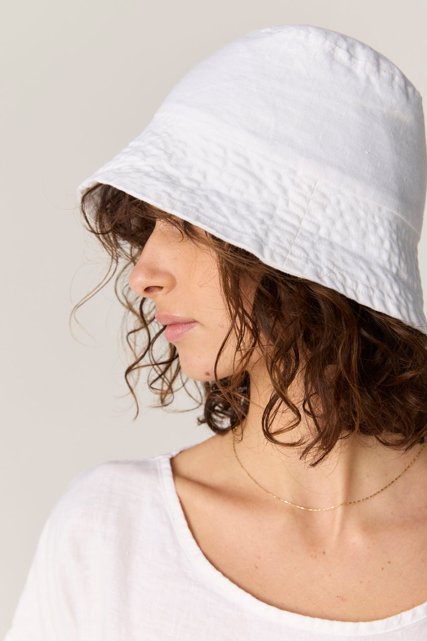 PEACHES BUCKET HAT - BLANC