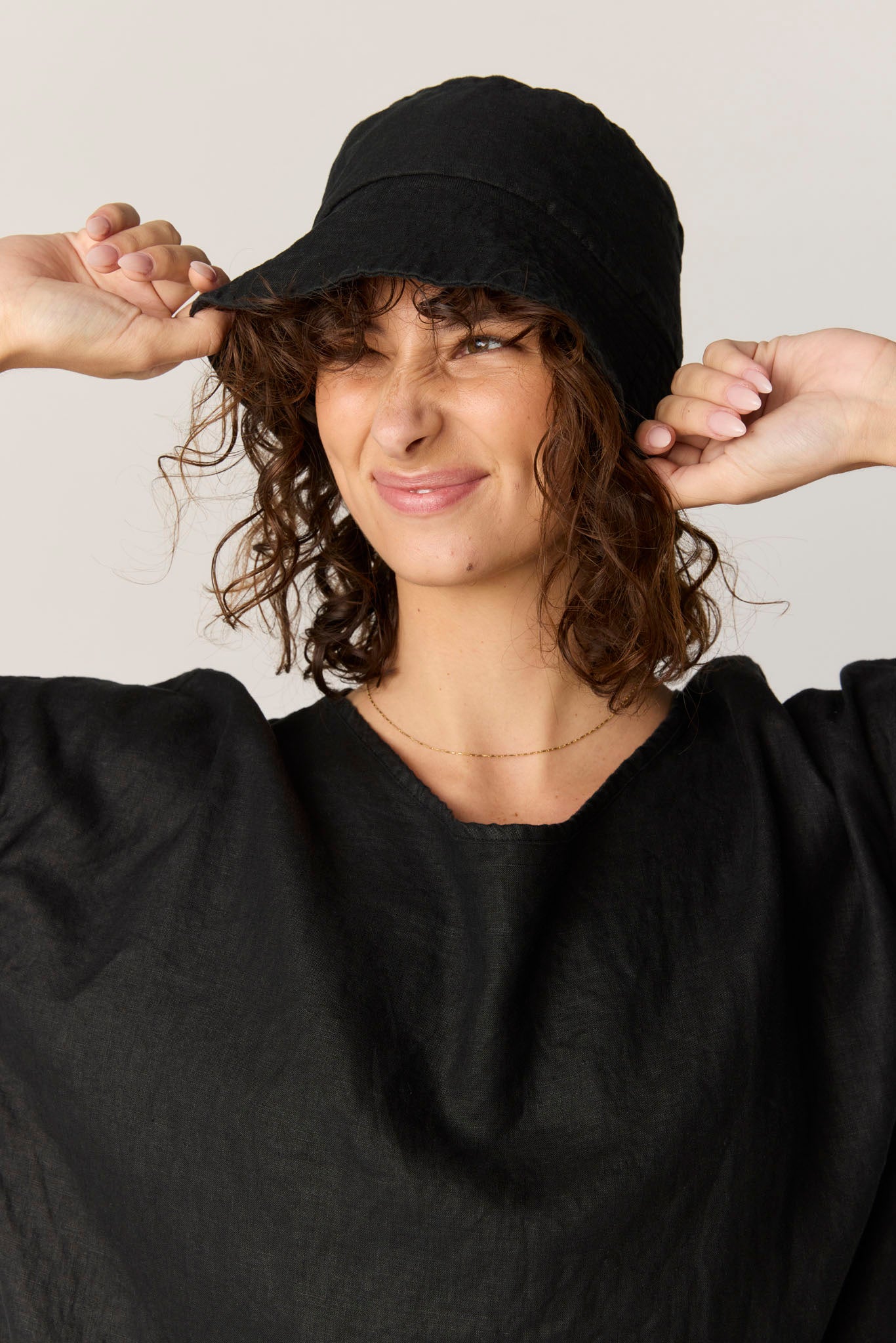 PEACHES BUCKET HAT - NOIR