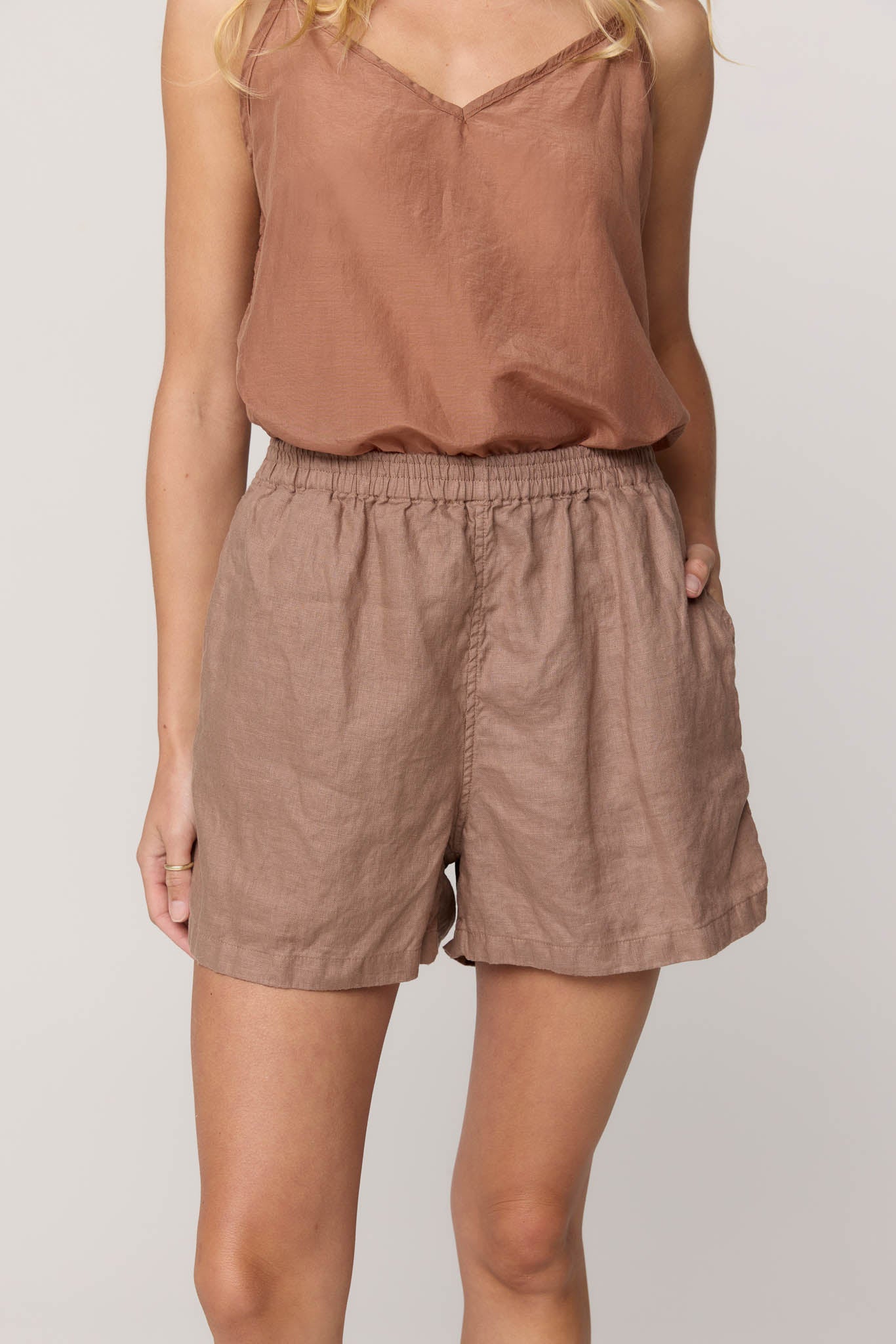 LAKESIDE SHORT - TAUPE