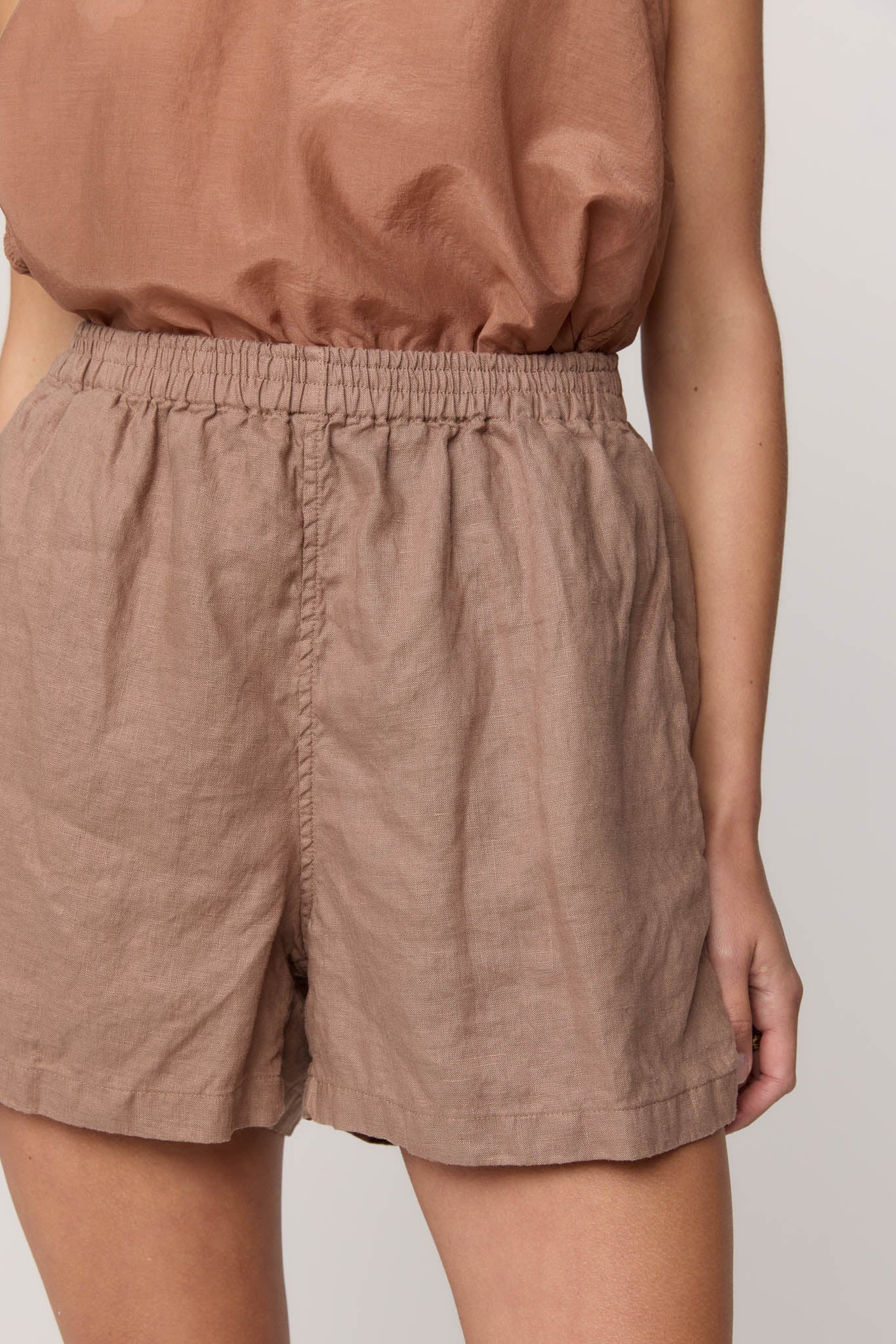 LAKESIDE SHORT - TAUPE