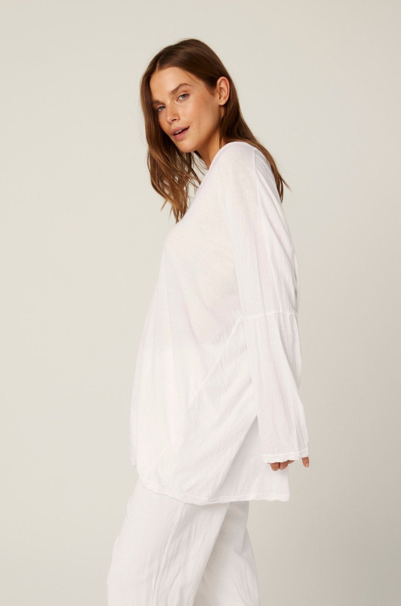 LOOSE V TOP - BLANC (PRE-ORDER) - Primness