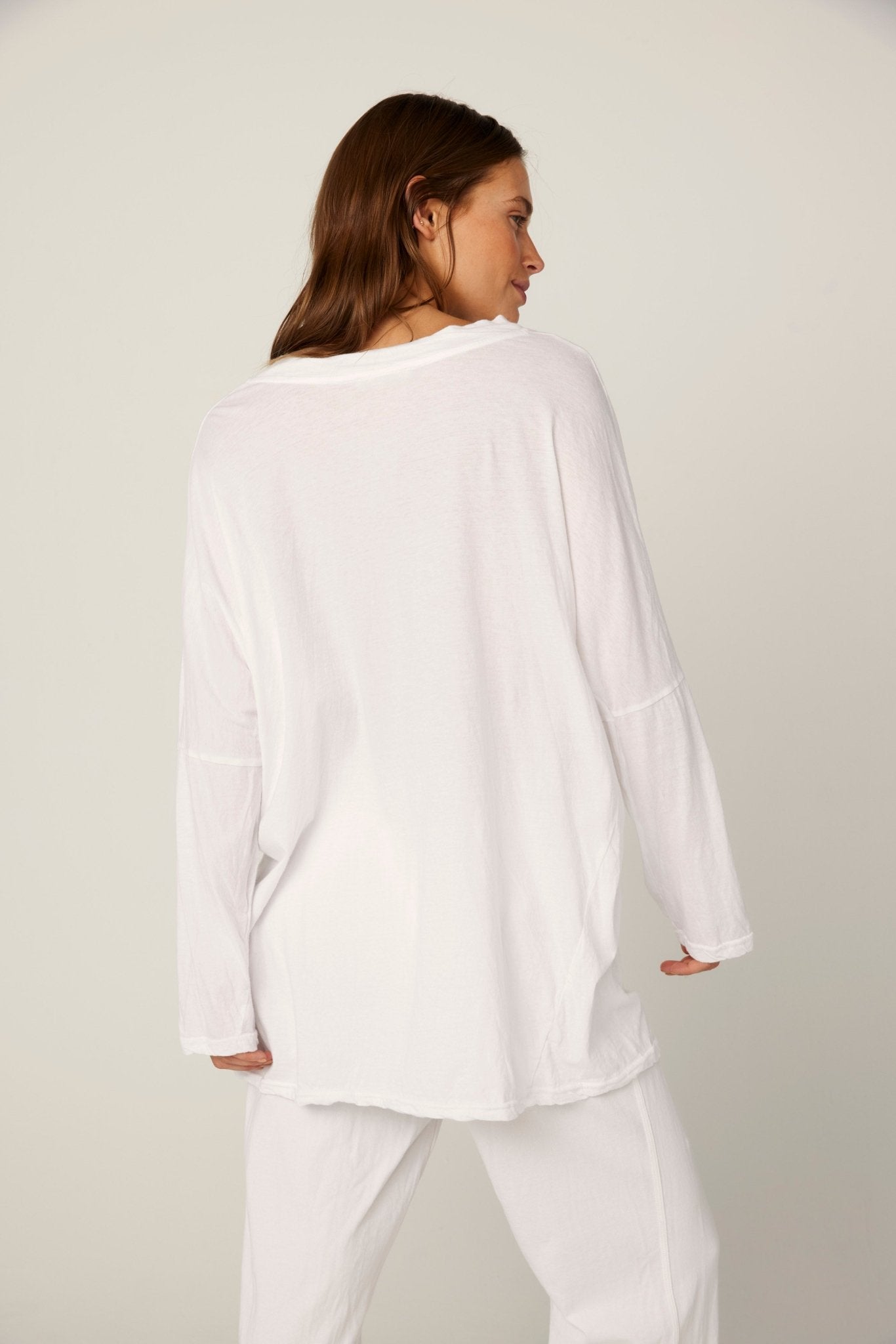 LOOSE V TOP - BLANC (PRE-ORDER) - Primness