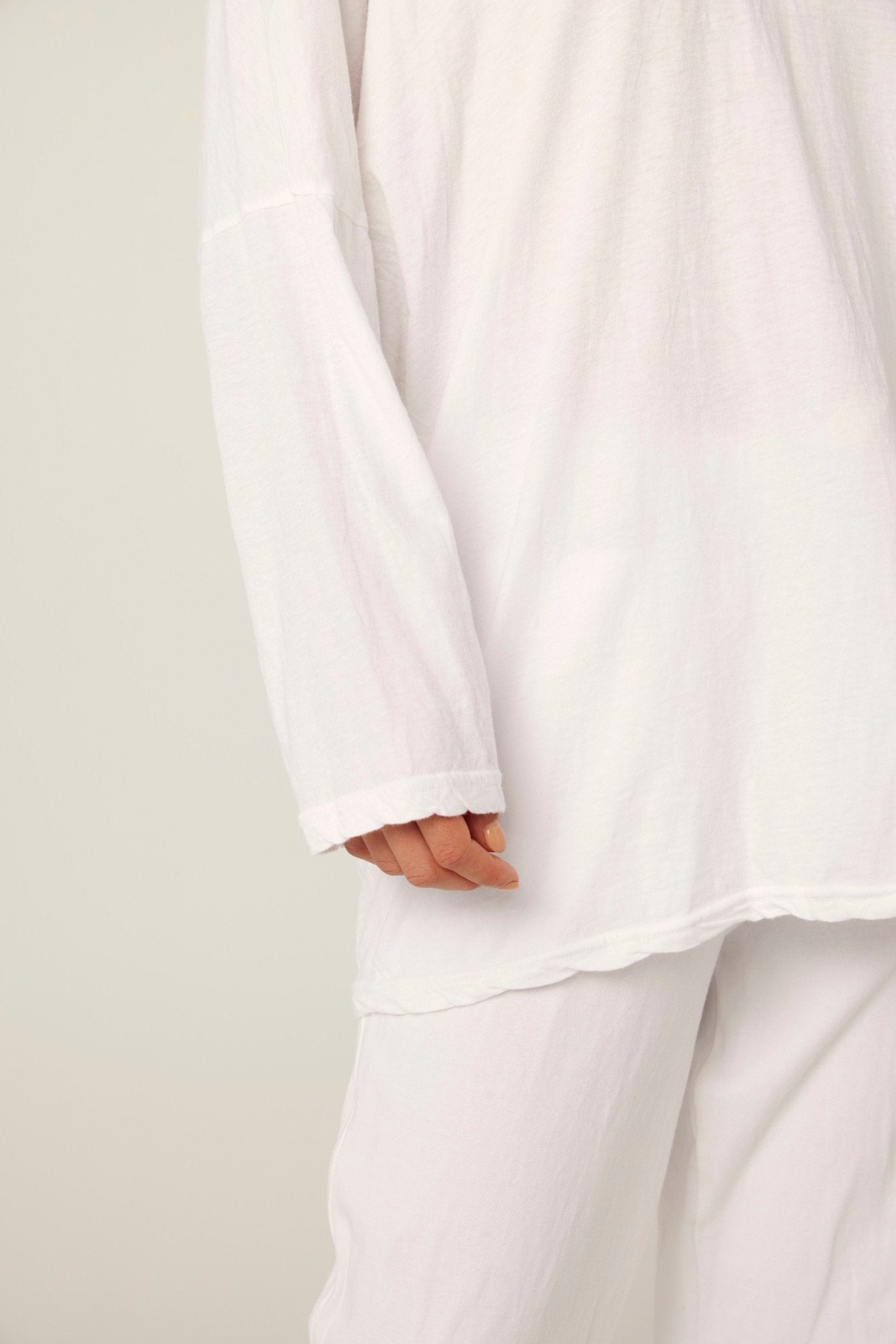 LOOSE V TOP - BLANC (PRE-ORDER) - Primness